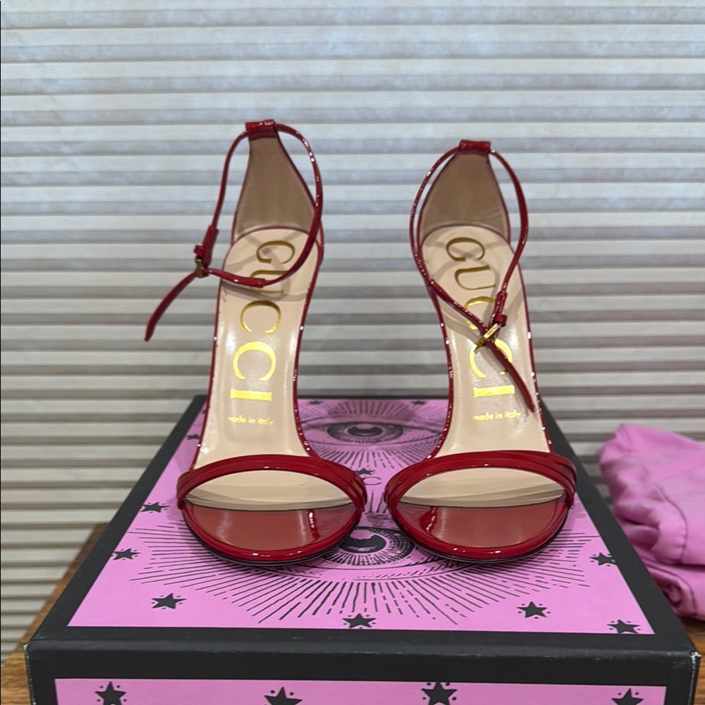 Never Worn - Gucci Red Stiletto Heels Elegant Design